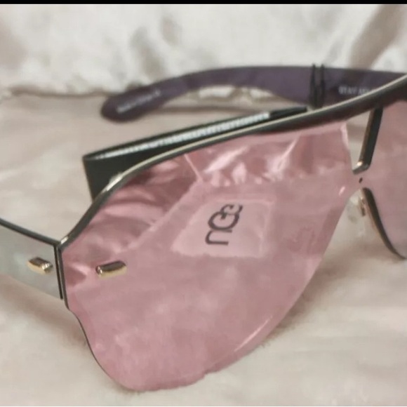 NWT Quay Stay Afloat Pink Frames/flashy Pink Lenses And Fun Case! RARE FIND - Picture 7 of 8